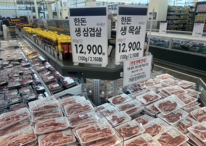 g 당 2,150원으로 할인 판매를 하고 있는 삼겹살과 목살의 모습이다.