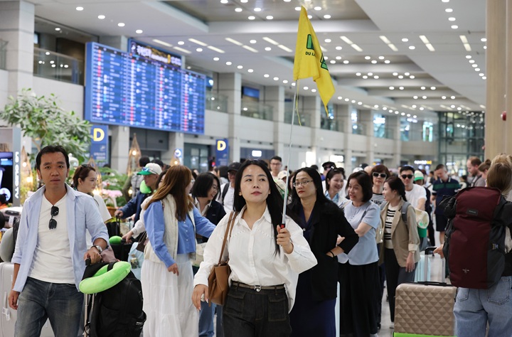 지난 1일 인천국제공항 입국장에서 외국인 단체 관광객들이 가이드의 안내를 받으며 이동하고 있다.(사진=저작권자(c) 연합뉴스, 무단 전재-재배포 금지)