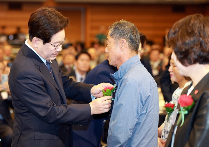이재명 대통령이 8일 서울 중구 대한상공회의소에서 열린 어버이날 기념식에서 순직 소방관, 경찰관 부모님들에게 카네이션을 달아드리고 있다. 2026.5.8(사진=저작권자(c) 연합뉴스, 무단 전재-재배포 금지)