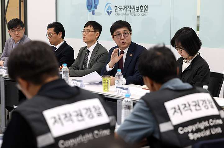 최휘영 문화체육관광부 장관이 저작권 침해 사이트에 대한 긴급차단 및 접속차단 제도 시행 첫날인 11일 서울 마포구 한국저작권보호원을 방문해 관계자들과 함께 의견을 나누고 있다.(사진=문체부 제공)