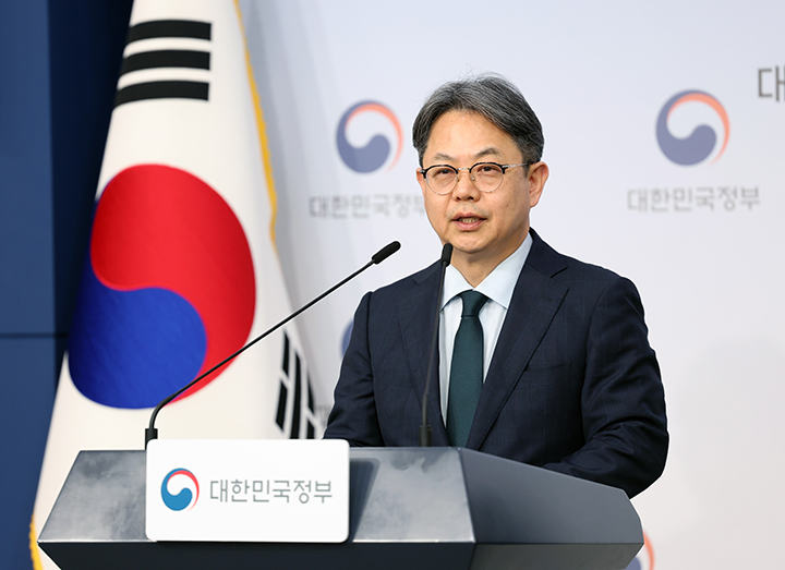 김성훈 인사혁신처 차장이 11일 서울 종로구 정부서울청사에서 '공무원임용령' 개정안 등 입법예고와 관련해 브리핑을 하고 있다.(사진=인사처 제공)