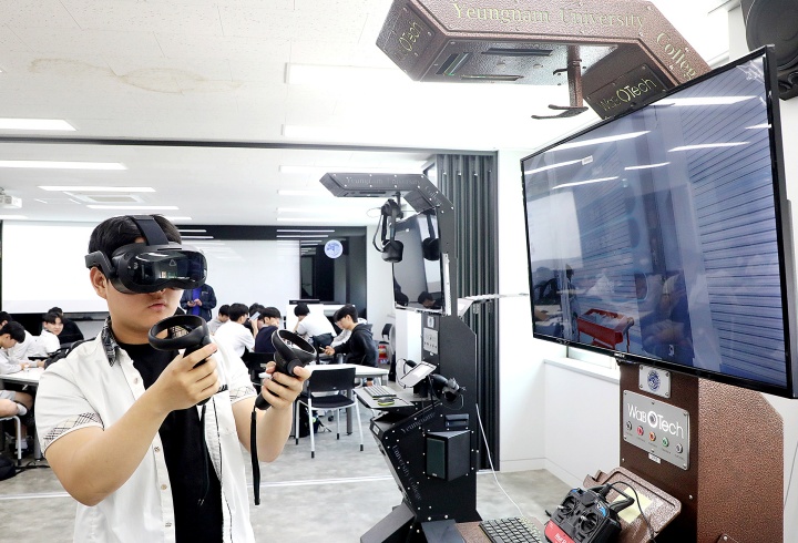 대구 남구 영남이공대에서 열린 '고맞고 FUN진로 JOB체험 프로그램'에 참가한 고교생들이 모빌리티 시뮬레이터 체험을 하고 있다. 2026.5.8. (ⓒ뉴스1, 무단 전재-재배포 금지)