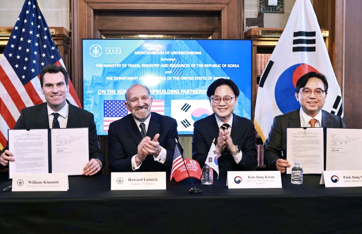 김정관 산업통상부 장관, 하워드 러트닉 미국 상무부 장관이 8일(현지시간) 미국 워싱턴 D.C. 상무부에서 열린 한-미 조선 파트너십 이니셔티브 양해각서(MOU) 체결식에 참석해 기념촬영을 하고 있다. 왼쪽부터 월리엄 키밋 상무부 국제무역담당 차관, 러트닉 장관, 김 장관, 박정성 산업통상부 통상차관보.(ⓒ뉴스1, 산업통상부 제공, 무단 전재-재배포 금지)