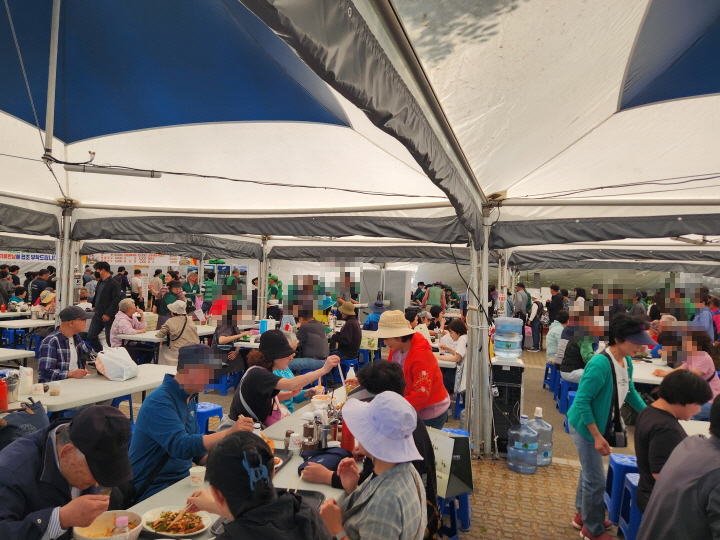 홍천산나물축제 현장에 설치된 먹거리 부스에 모여든 사람들의 모습. (본인 촬영)