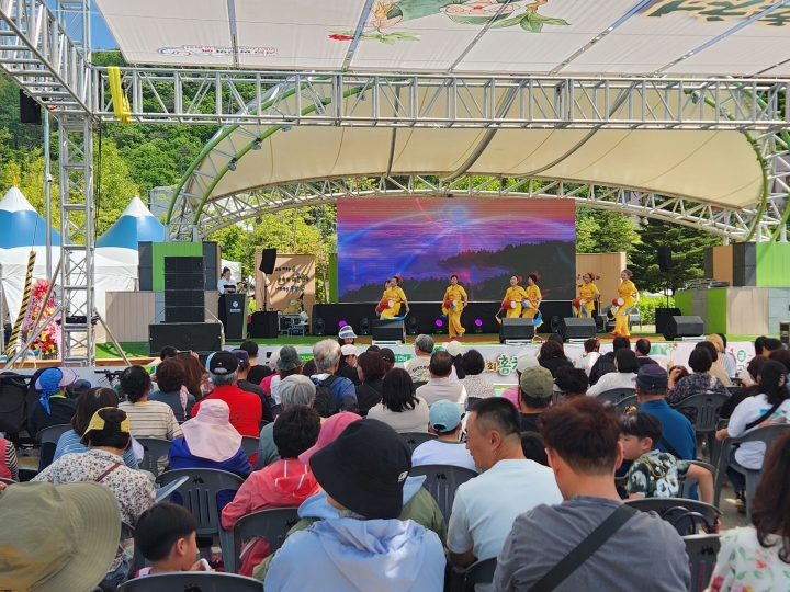 공연장 무대와 객석 뒤편으로 홍천 산나물 판매 부스를 배치하여 공연 관람 후 산나물 구매로 이어지도록 동선을 구성했다. (본인 촬영)