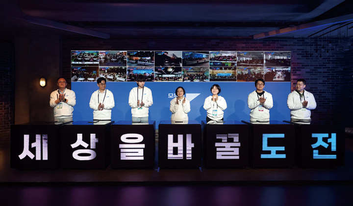 한성숙(가운데) 중소벤처기업부 장관이 3월 25일 서울 서초구 드림플러스 강남에서 열린 '모두의 창업' 발대식에서 참석자들과 기념촬영을 하고 있다. 사진 뉴시스
