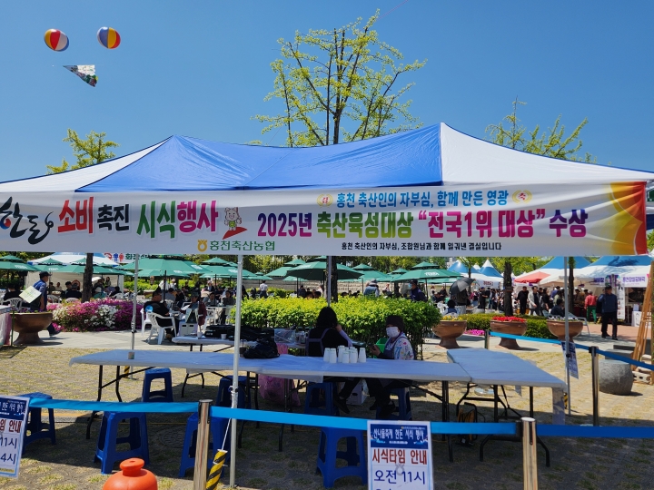 홍천을 대표하는 먹거리 중 한돈의 소비 촉진 행사로 마련된 시식 이벤트도 있었다. (본인 촬영)