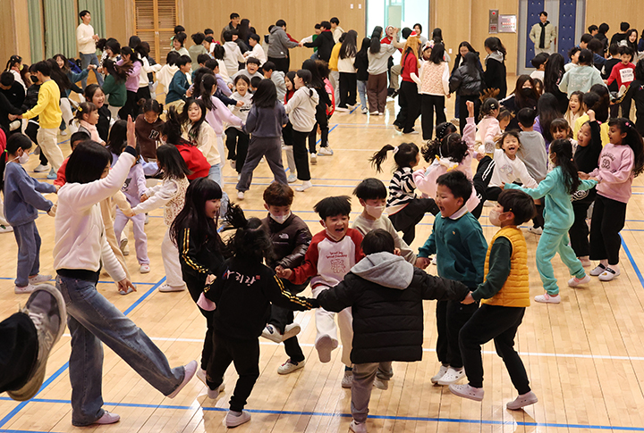 부산 사상구 괘법초등학교 학생들이 감전초등학교를 방문, 교내 체육관에서 양교 학생이 참가한 화합의 날 행사에서 즐거운 레크리에이션으로 친교의 시간을 보내고 있다.2025.12.18.(사진=저작권자(c) 연합뉴스, 무단 전재-재배포 금지)