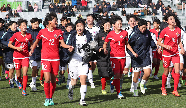 강원 춘천시 송암스포츠타운에서 열린 제5회 아리스포츠컵 국제유소년(U-15) 축구대회 여자부 하나은행과 4·25체육단의 시범경기를 마친 양팀 선수들이 손을 잡고 경기장을 함께 달리고 있다.2018.10.2.(사진=저작권자(c) 연합뉴스, 무단 전재-재배포 금지)