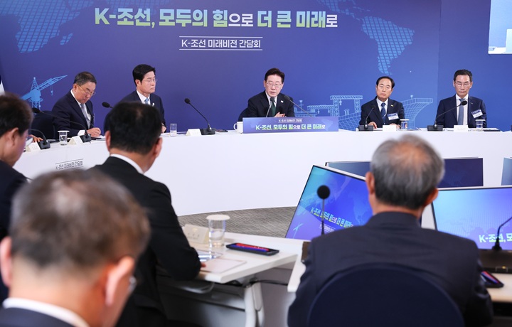 이재명 대통령이 13일 호텔현대 바이 라한 울산에서 열린 K-조선 미래비전 간담회에서 발언하고 있다. 2026.5.13(ⓒ뉴스1, 무단 전재-재배포 금지)