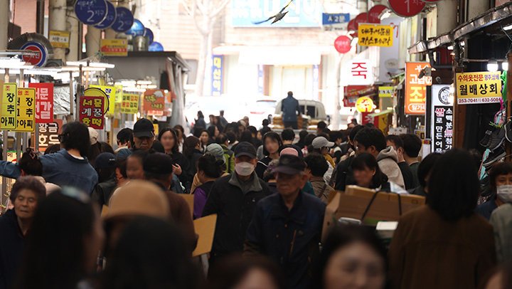지난 3월 27일 대구시 중구 서문시장이 방문객으로 붐비고 있다.(사진=저작권자(c) 연합뉴스, 무단 전재-재배포 금지)