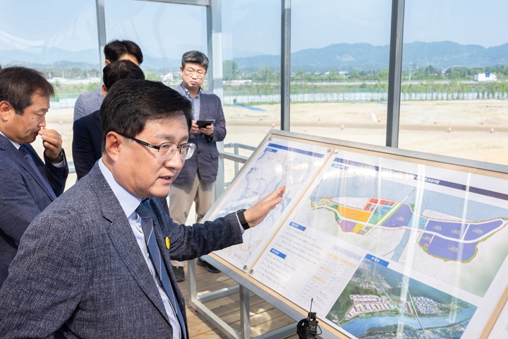 김성환 기후에너지환경부 장관이 15일 강원도 춘천시 소재 강원 수열에너지 융복합 클러스터 조성 현장을 방문해 공사 추진 현황을 점검하고 있다.(ⓒ뉴스1, 무단 전재-재배포 금지)