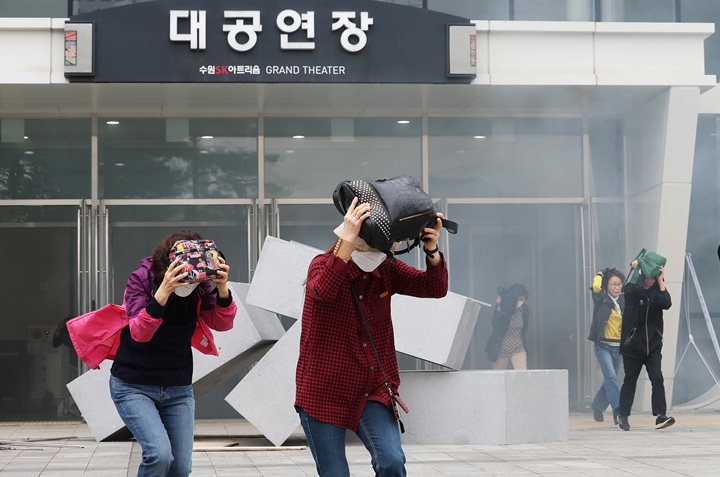 경기도 수원시 장안구 SK아트리움에서 지진으로 인한 공연장 붕괴 상황을 가정해 열린 '2025년 수원시 재난대응 안전한국훈련'에서 참가자들이 대피하고 있다. 2025.5.19(사진=저작권자(c) 연합뉴스, 무단 전재-재배포 금지)