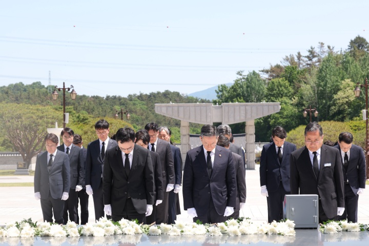 정성호 법무부장관과 구자현 검찰총장 직무대행이 제46주년 5·18민주화운동 기념일을 사흘 앞둔 15일 광주 북구 운정동 국립 5·18민주묘지에 방문해 오월영령에 참배하고 있다.(ⓒ뉴스1, 무단 전재-재배포 금지)