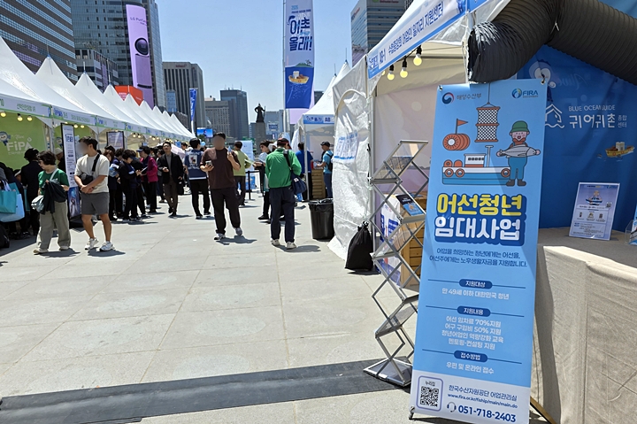 부스마다 지원정책에 관한 홍보책자가 놓여있고 상담을 하고 있었다.<출처=직접 촬영>
