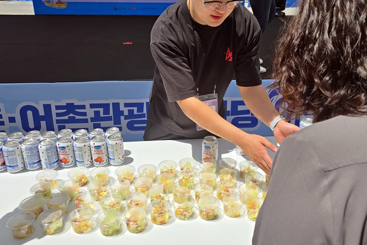 '수산물 한입여행'에서 한 여성이 주꾸미 시식을 하고 있다. <출처=직접 촬영>