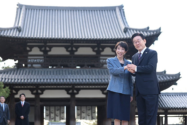 이재명 대통령과 다카이치 사나에 일본 총리가 지난 1월 14일 일본 나라현 대표 문화유적지인 호류지(법륭사)에서 기념촬영을 하고 있다.(사진=저작권자(c) 연합뉴스, 무단 전재-재배포 금지)