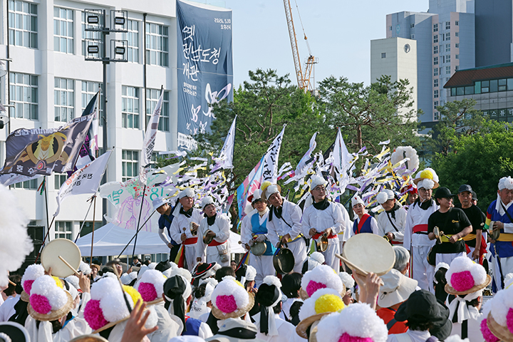 5·18 민주화운동 46주기를 하루 앞둔 17일 광주 동구 5·18민주광장에서 전야제가 열리고 있다.(사진=저작권자(c) 연합뉴스, 무단 전재-재배포 금지)