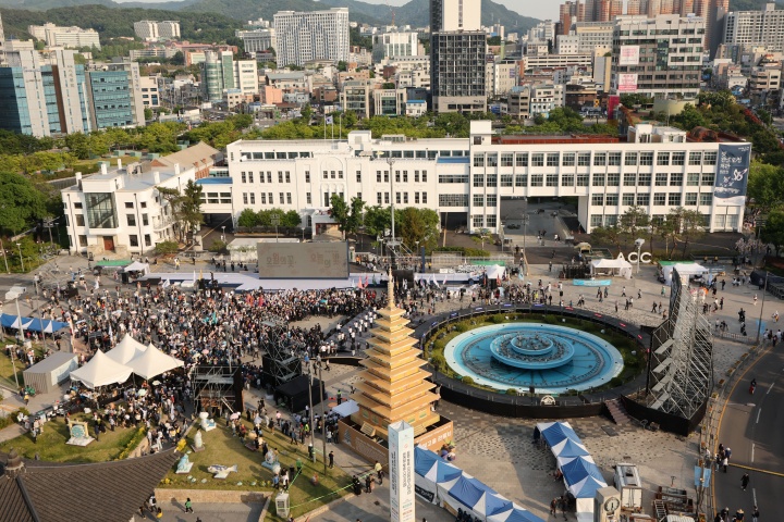 17일 광주 동구 5·18민주광장에서 '오월의 꽃, 오늘의 빛'을 주제로 한 5·18 전야제에 시민들이 참여하고 있다. 2026.5.17 (ⓒ뉴스1, 무단 전재-재배포 금지)