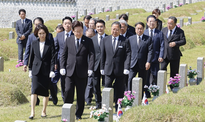 이재명 대통령이 18일 광주광역시 북구 운정동 국립518민주묘지를 참배 한 후 묘역을 둘러보고 있다. 2026.5.18 (ⓒ뉴스1, 무단 전재-재배포 금지)