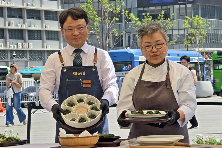 박은식 산림청장과 조희숙 셰프가 '숲푸드 시연회'에서 만든 요리를 보여주고 있다. (본인 촬영)