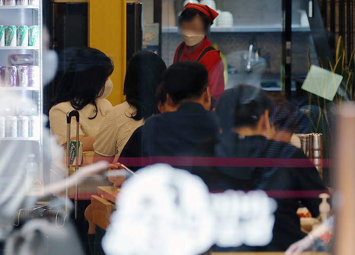 25일 오후 서울 명동의 한 분식집에서 직장인들이 점심식사를 하고 있다. 2022.5.25 (ⓒ뉴스1, 무단 전재-재배포 금지)