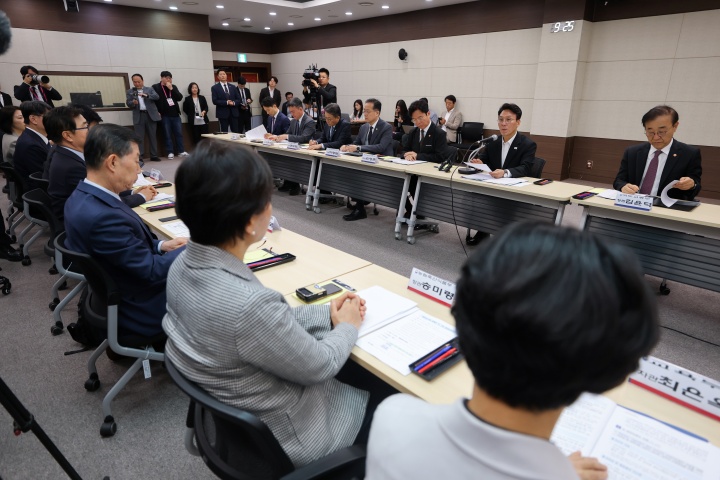 19일 전북 군산 새만금개발청에서 김민석 국무총리 주재로 새만금 전북 대혁신 TF 3차회의가 열리고 있다.(사진=저작권자(c) 연합뉴스, 무단 전재-재배포 금지)