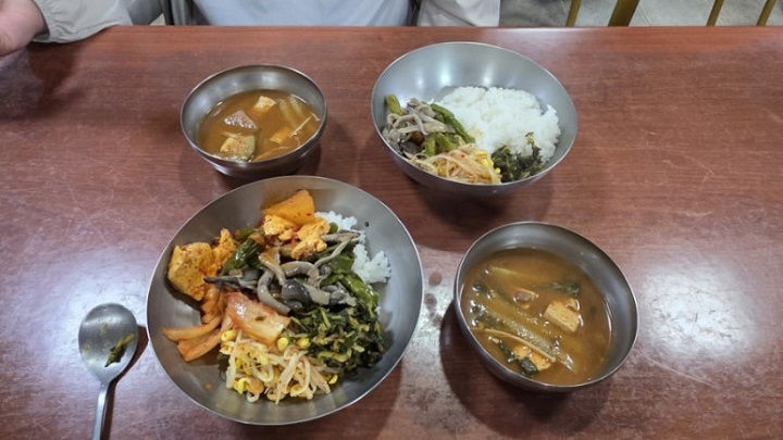 점심시간에는 신도들도 점심을 먹을 수 있다. 본인 촬영