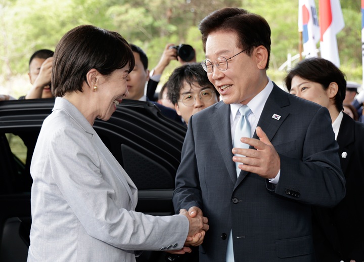 이재명 대통령이 19일 경북 안동의 한 호텔에서 방한한 다카이치 사나에 일본 총리를 영접하고 있다.2026.5.19(ⓒ뉴스1, 무단 전재-재배포 금지)