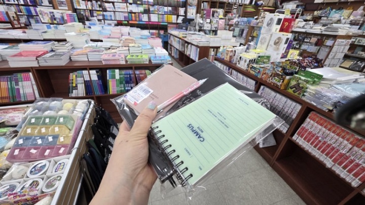 동네 문구점에서 노트와 샤프를 샀다. 본인 촬영