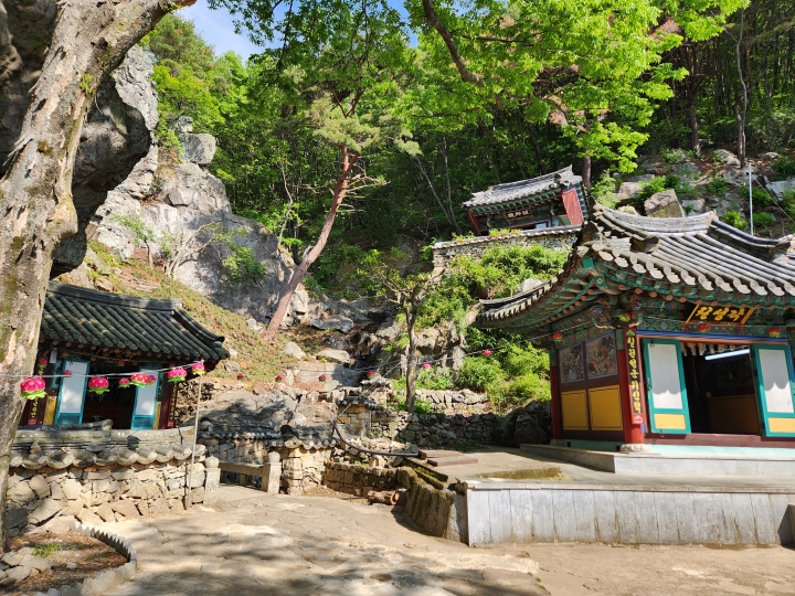 백양산 자락에 자리한 선암사는 대웅전 위쪽으로도 여러 사찰이 있다. (본인 촬영)