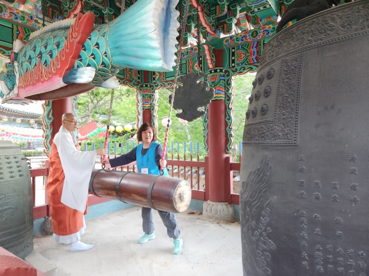 스님의 안내에 따라 범종을 치고 있는 필자의 모습, 눈으로 보는 것보다 타종 체험이 어려웠다. (본인 촬영)