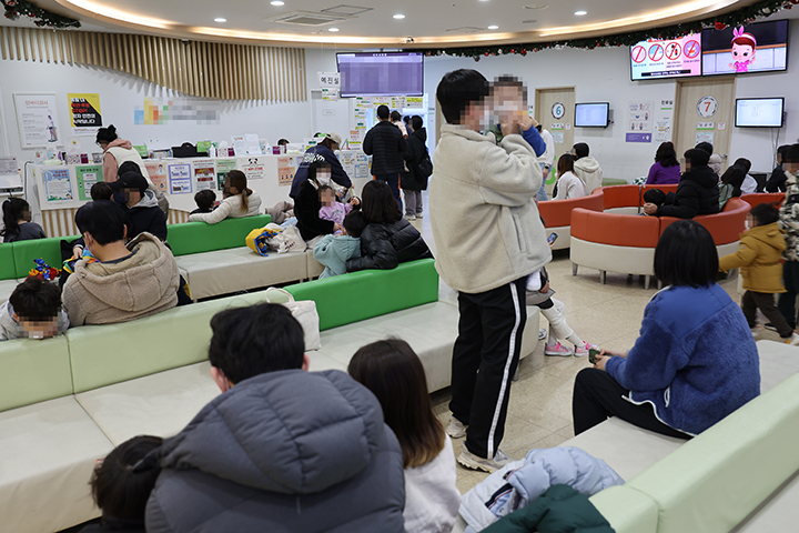 13일 오전 서울의 한 소아청소년과 병원을 찾은 어린이와 부모들이 진료를 기다리고 있다. 2024.2.13 (사진=저작권자(c) 연합뉴스, 무단 전재-재배포 금지)