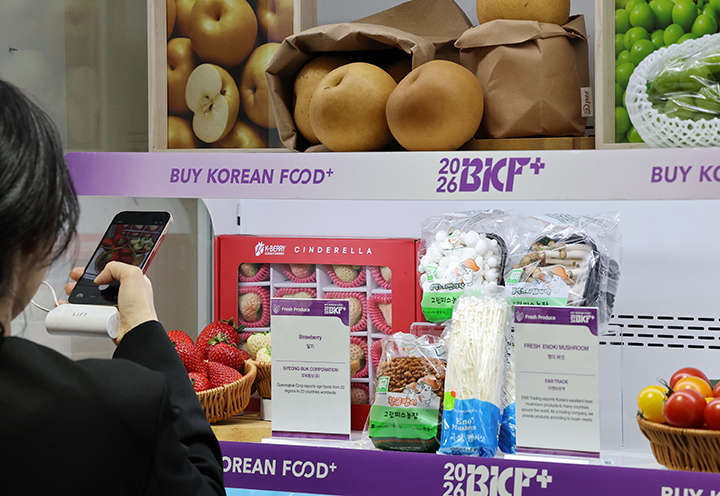15일 서울 서초구 aT센터에서 열린 2026 상반기 K-푸드+ 바이어 초청 수출상담회(BKF+)에서 참관객이 휴대전화로 전시된 식품을 촬영하고 있다. 2026.4.15 (사진=저작권자(c) 연합뉴스, 무단 전재-재배포 금지)