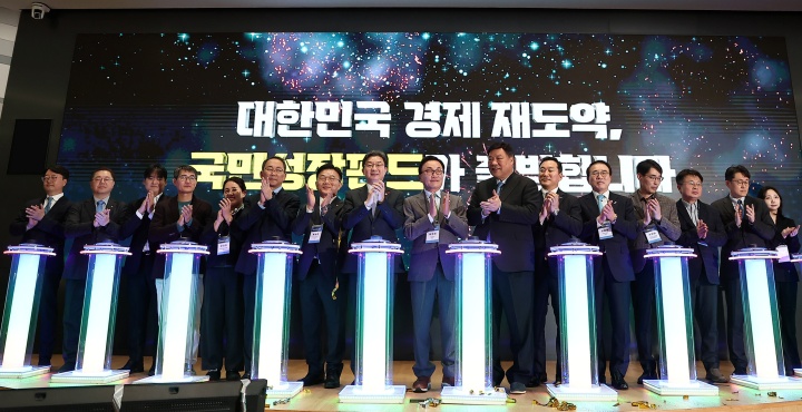 이억원 금융위원장, 박현주 미래에셋 회장, 서정진 셀트리온그룹 회장 등 참석자들이 11일 서울 여의도 산업은행 본점에서 열린 국민성장펀드 출범식에서 기념촬영을 하고 있다. 2025.12.11 (ⓒ뉴스1, 무단 전재-재배포 금지)