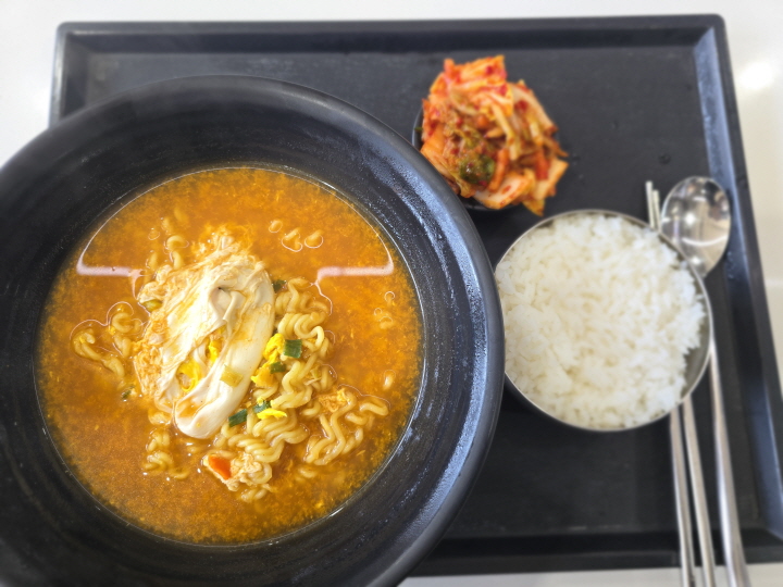 휴게소에 들러 라면과 밥을 먹었다. 과도한 식사 대신, 간단한 식사 혹은 음료 섭취도 졸음 운전을 예방할 수 있다.