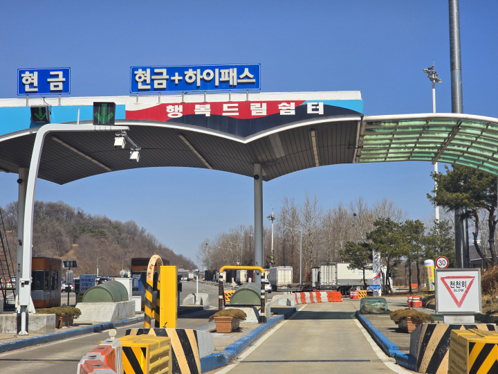 서해안고속도로 서서울요금소. 서서울요금소 옆에 졸음쉼터가 있다.