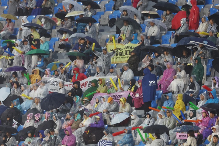 20일 오후 경기 수원시 수원종합운동장에서 열린 2025-26 아시아축구연맹(AFC) 여자 챔피언스리그(AWCL) 4강전 수원FC 위민과 북한 내고향여자축구단 경기에서 국내 민간단체 200여 곳으로 결성된 여자축구 공동응원단이 선수들을 향해 열띤 응원을 보내고 있다.(ⓒ뉴스1, 무단 전재-재배포 금지)