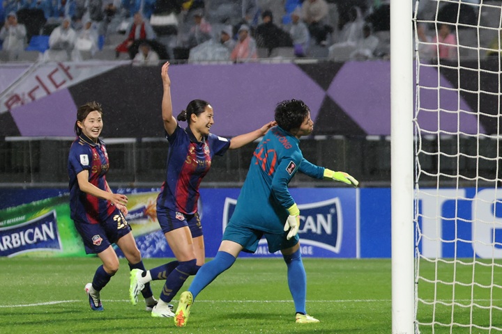 20일 오후 경기도 수원시 장안구 경수대로 수원종합운동장에서 열린 2025-2026 아시아축구연맹(AFC) 여자 챔피언스리그(AWCL) 4강 수원FC 위민과 북한 내고향여자축구단의 경기에서 수원 하루히가 후반 선제골을 터트리고 있다.(ⓒ뉴스1, 무단 전재-재배포 금지)