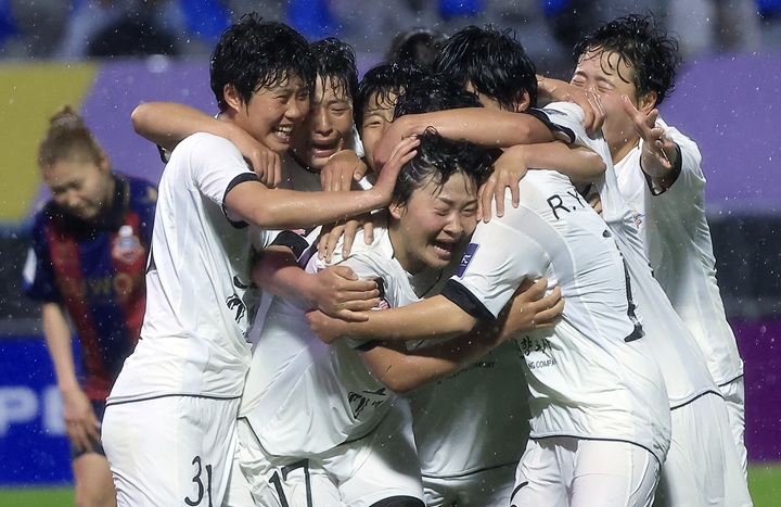 20일 오후 경기도 수원시 장안구 경수대로 수원종합운동장에서 열린 2025-2026 아시아축구연맹(AFC) 여자 챔피언스리그(AWCL) 4강 수원FC 위민과 북한 내고향여자축구단의 경기에서 내고향 김경영이 역전 헤더골을 터트린 후 팀 동료들과 기쁨을 나누고 있다.(ⓒ뉴스1, 무단 전재-재배포 금지)