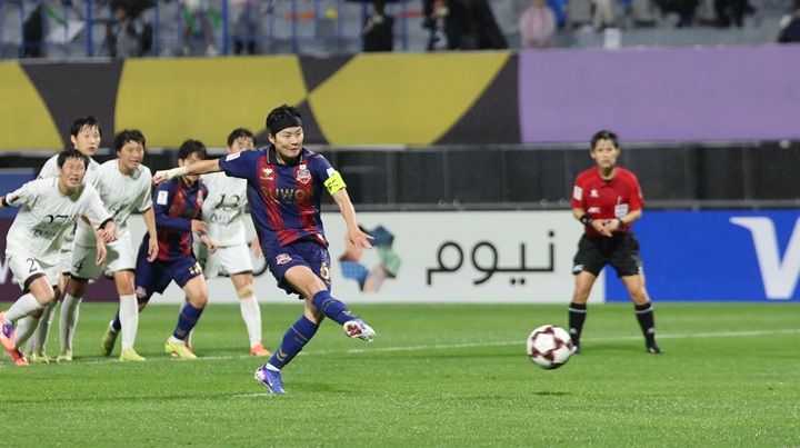 20일 오후 경기도 수원시 장안구 경수대로 수원종합운동장에서 열린 2025-2026 아시아축구연맹(AFC) 여자 챔피언스리그(AWCL) 4강 수원FC 위민과 북한 내고향여자축구단의 경기에서 수원 지소연의 페널티킥을 차고 있다.