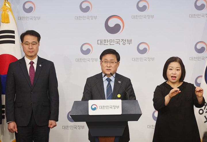 김성환 기후에너지환경부 장관이 지난 2월 12일 서울 종로구 정부서울청사에서 공공소각시설 확충사업 단축방안을 발표하고 있다.(사진=저작권자(c) 연합뉴스, 무단 전재-재배포 금지)