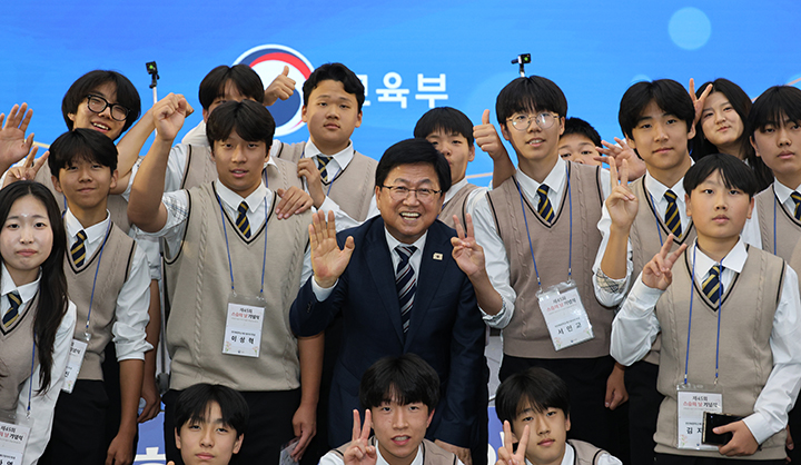 15일 오후 청주 오스코에서 열린 스승의날 기념식에서 학생들과 최교진 교육부 장관이 함께 기념사진을 찍고 있다. 2026.5.15 (사진=저작권자(c) 연합뉴스, 무단 전재-재배포 금지)