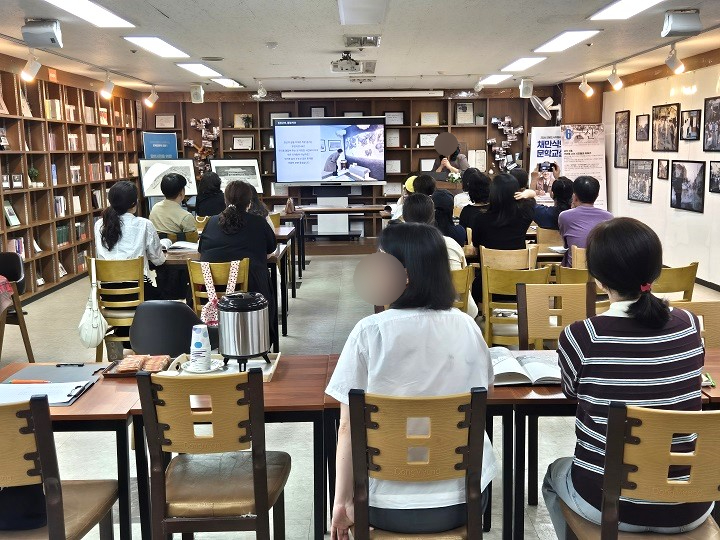 지역 서점에서 그림책 작가의 강연 진행.