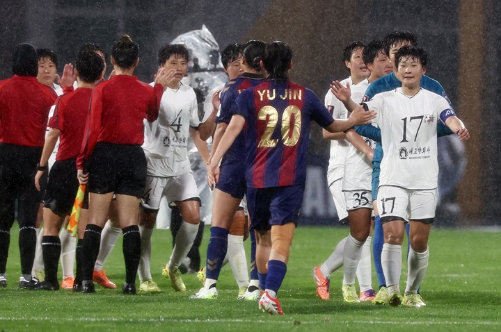 빗속에서 다시 만난 남북여자축구…수원에 울린 '공동 응원'
