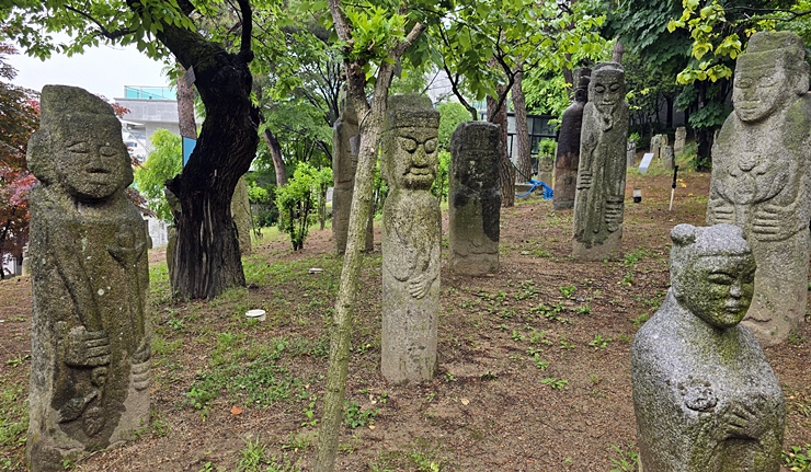 각각 몸에 지닌 것들이 다르다. 다산을 기원하며 아기를 안은 모습도 보인다. (본인촬영)