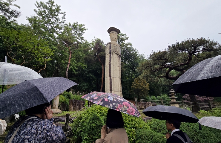 미륵을 보는 참가자들. 미륵의 어깨 이하는 이곳에서 만들었다. (본인촬영)