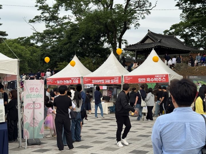 활기찬 현장 분위기를 더해주는 푸드트럭 및 체험 부스 전경 (본인 촬영)