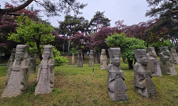 문인석. 자세히 관찰하면 여러가지를 반영해 무척 흥미롭다. (본인촬영)