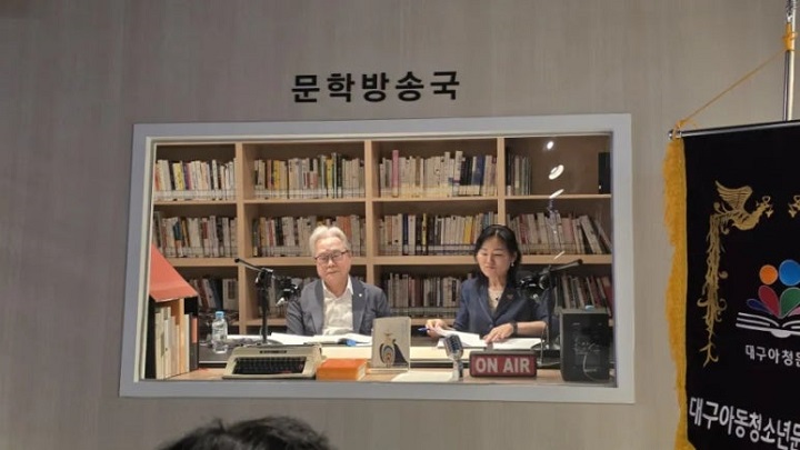 아동문학 쟝르에서 하청호 작가의 동시집을 소개하고 있다. 본인 촬영